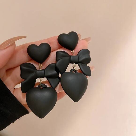 Black bow and heart dangle earrings - Picture 1 of 3